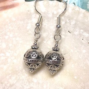 NWOT Lace pattern basic silver ball earrings small
